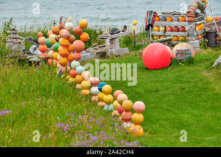 Decorazione con boe colorate in giardino, Andenes, Norvegia, Europa Foto Stock