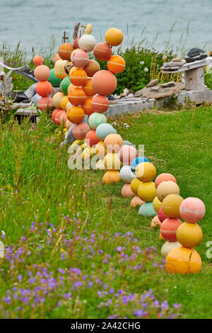 Decorazione con boe colorate in giardino, Andenes, Norvegia, Europa Foto Stock