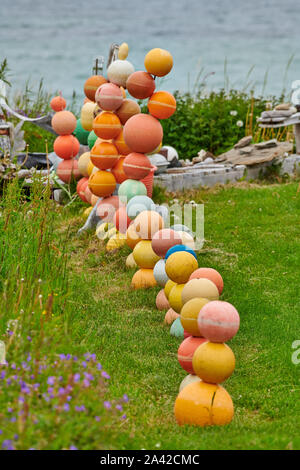 Decorazione con boe colorate in giardino, Andenes, Norvegia, Europa Foto Stock