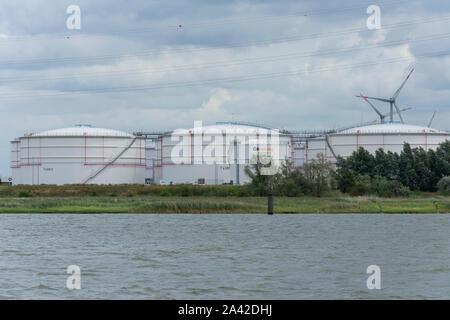 Lillo, Belgio, 11 agosto 2019 Close up Oiltanking Stolthaven Anversa foto scattata da una barca nel villaggio di Lillo Foto Stock