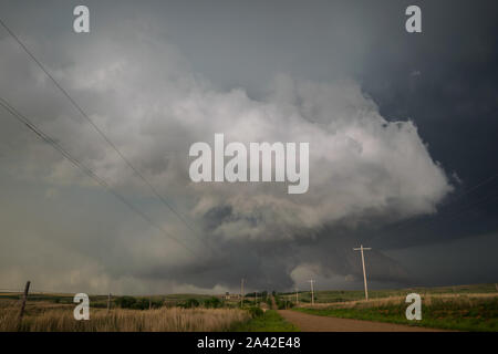 Infausto guardando le nuvole di un temporale nel paesaggio di Oklahoma, Stati Uniti d'America Foto Stock