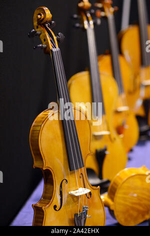 L'Italia, Regione Lombardia, Cremona CREMONA Musica mostre internazionali e Festival 2019, violini in piedi Foto Stock