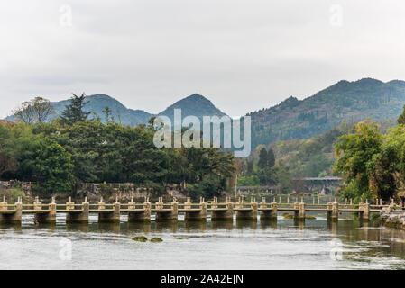 Stone brige in cascata Huangguoshu Parco Nazionale nella provincia di Guizhou in Cina nella stagione invernale,la più grande del mondo di cascata cluster. Ci sono Foto Stock