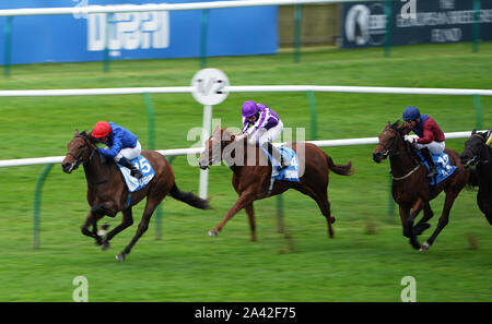 La molla di amore cavalcato da William Buick vince il Godolphin sotto gli ordini di antipasti Maiden Fillies' picchetti (più 10) il giorno uno del futuro di Dubai Champions Festival a Newmarket Racecourse. Foto Stock