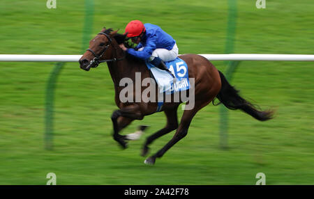 La molla di amore cavalcato da William Buick vince il Godolphin sotto gli ordini di antipasti Maiden Fillies' picchetti (più 10) il giorno uno del futuro di Dubai Champions Festival a Newmarket Racecourse. Foto Stock