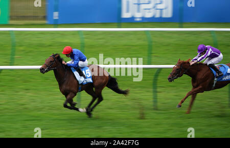 La molla di amore cavalcato da William Buick vince il Godolphin sotto gli ordini di antipasti Maiden Fillies' picchetti (più 10) il giorno uno del futuro di Dubai Champions Festival a Newmarket Racecourse. Foto Stock