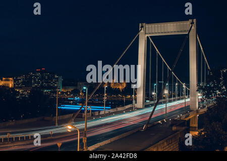 Di notte il traffico di tempo oltre il ponte Elisabetta. Si attraversa il fiume Danubio e la collega Buda e Pest insieme. Budapest, Ungheria. Foto Stock