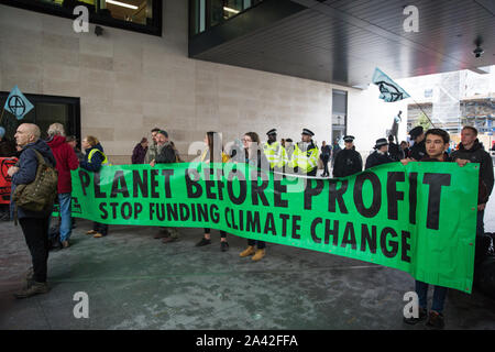 Londra, Regno Unito. 11 ottobre, 2019. Gli attivisti del clima dalla ribellione di estinzione protesta al di fuori della BBC di nuovo Broadcasting House il quinto giorno della ribellione internazionale proteste. Essi chiedevano che il broadcaster "dire la verità" per quanto riguarda il clima di emergenza. Credito: Mark Kerrison/Alamy Live News Foto Stock