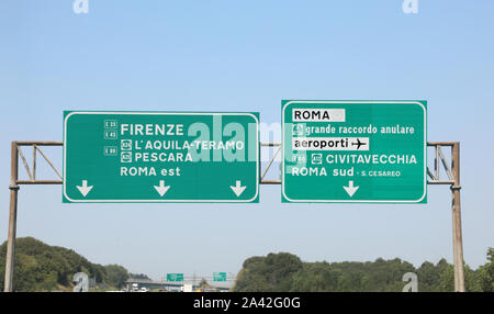 Segno di traffico sull'autostrada italiana a Roma capitale d'Italia e di altre città come Firenze, Pescara, Civitavecchia Foto Stock