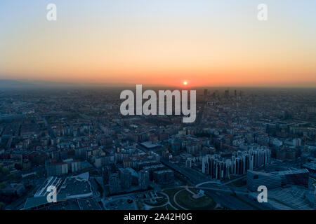 Vista aerea della skyline di Milano all'alba. Volando sopra la costruzione e il boulevard. Foto Stock