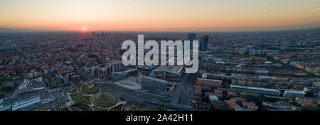 Vista aerea della skyline di Milano all'alba. Volando sopra la costruzione e il boulevard. Foto Stock