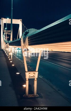 Di notte il traffico di tempo oltre il ponte Elisabetta. Si attraversa il fiume Danubio e la collega Buda e Pest insieme. Budapest, Ungheria. Foto Stock