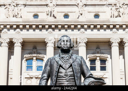 Indianapolis - Circa Ottobre 2019: George Washington statua sta di guardia sulla estremità sud dell'Indiana State Capitol Foto Stock