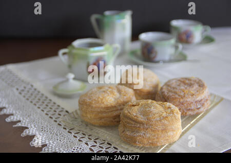 Classico snack con torte e caffè in stile inglese con un tavolo vestito in un tappeto. Foto Stock