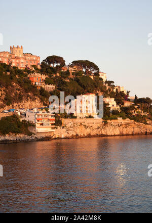 Staden Nice på den franska rivieran. Hus utmed Medelhavet. La città di Nizza sulla Costa Azzurra. Case lungo il Mediterraneo.Foto Jeppe Gustafsson Foto Stock