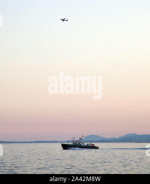 Staden Nice på den franska rivieran. Båt och flyg. La città di Nizza sulla Costa Azzurra. Barca e aereo. Foto Jeppe Gustafsson Foto Stock