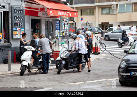 Staden Nice på den franska rivieran. Bensinstation för bilar och skotrar. La città di Nizza sulla Costa Azzurra. Stazione di gas per auto e scooter.Foto Jeppe Gustafsson Foto Stock