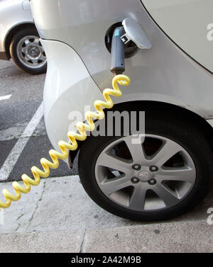 Staden Nice på den franska rivieran. Laddning elbil av. La città di Nizza sulla Costa Azzurra. Ricarica auto elettrica.Foto Jeppe Gustafsson Foto Stock