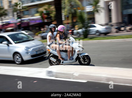 Staden Nice på den franska rivieran. Tjejer på vespa. La città di Nizza sulla Costa Azzurra. Vespa ragazze. Foto Jeppe Gustafsson Foto Stock