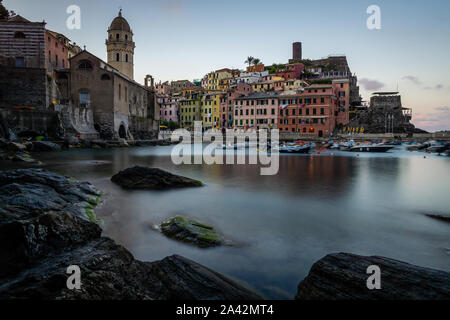 Vernazza dopo l'alba Foto Stock