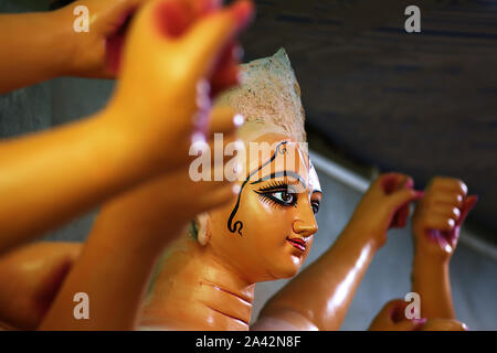 Dea indù Durga Idol in preparazione a Kumartuli per Durga Puja Festival a Kolkata, Bengala Occidentale, India. Foto Stock