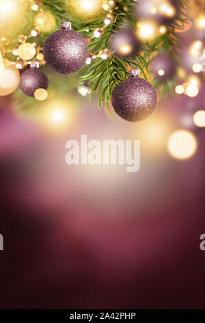 Albero di Natale con le sfere e le luci festive sullo sfondo di Natale con bagliori Foto Stock