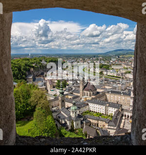 Ottima vista di Salisburgo attraverso una finestra. La città vecchia di Salisburgo visto dalla fortezza di Hohensalzburg con le sue molte attrazioni storiche, Austria Foto Stock