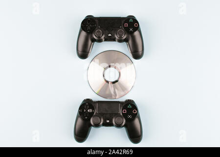 Gioco joystick. console di gioco. su uno sfondo bianco vista dall'alto. La nuova Sony Dualshock 4 con PlayStation 4. L'ottava generazione Sony PlayStation 4 Foto Stock