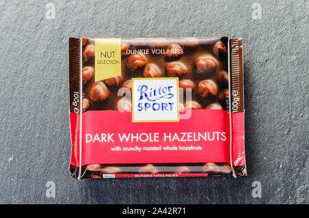 Ritter Sport barra di cioccolato isolato su pietra sullo sfondo di ardesia Foto Stock