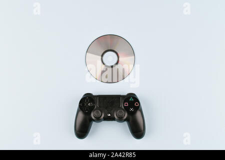 Gioco joystick. console di gioco. su uno sfondo bianco vista dall'alto. La nuova Sony Dualshock 4 con PlayStation 4. L'ottava generazione Sony PlayStation 4 Foto Stock