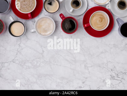 Vari caffè in tazze diverse su sfondo marmo. Flat Top laici composizione vista Foto Stock