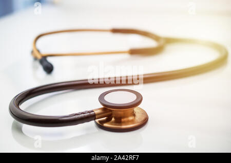 Lo stetoscopio sulla tabella di medici, medicina Foto Stock