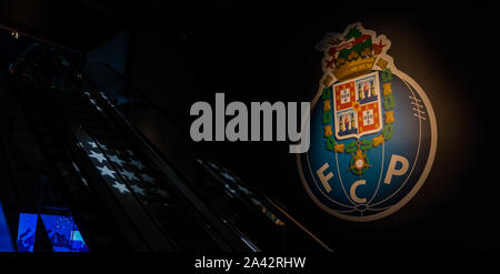 Un'immagine del logo del Futebol Clube do Porto all'interno del museo FCPorto. Foto Stock