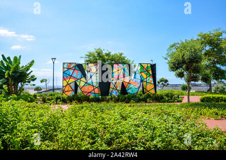 Funchal, Madeira, Portogallo - Sep 10 2019: Nelson Mandela Memorial nella capitale dell'isola portoghese. Colorato iniziali N.M. dell ex leader sudafricano. Sud Africa, presidente di politica. Foto Stock