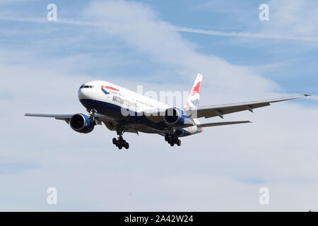 Boeing 777 - 30312 MSN - G-YMMK compagnia aerea British Airways che scende a terra all'Aeroporto Heathrow di Londra nel Regno Unito Foto Stock