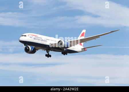 G-ZBJB British Airways 787-8 Boeing Dreamliner scendendo a terra all'Aeroporto Heathrow di Londra nel Regno Unito Foto Stock