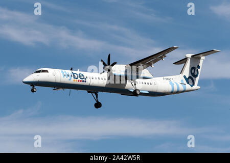 Dash 8 - MSN 4197 - G-ECOC Compagnia Aerea Flybe scendendo a terra all'Aeroporto Heathrow di Londra nel Regno Unito Foto Stock