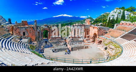 Taormina, Sicilia, Italia: il Teatro Greco di Taormina con il fumo del vulcano Etna in background, in un bel giorno di estate Foto Stock