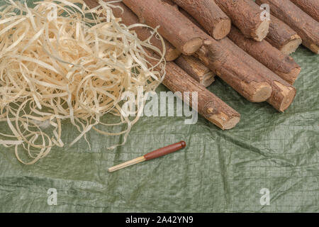 Capacità di sopravvivenza. Corrispondenze Stormproof / fiammiferi impermeabile & dry tinder / illuminò. La metafora del fuoco di sopravvivenza, firelighting emergenza, personal bugout bag Foto Stock