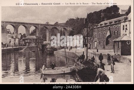 Vintage in bianco e nero cartolina di Dinan - il porto e il viadotto 1950s. Foto Stock
