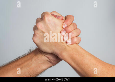 Le persone stanno scuotendo le mani. Stretta di mano amichevole, saluto gli amici, il lavoro di squadra, l'amicizia. Foto Stock