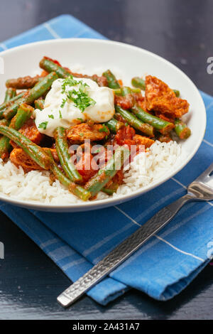 Libanese di fagioli verdi con pomodori (Loobyeh) Foto Stock