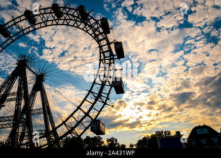 Cartolina di Vienna. Vista panoramica di Vienna, la capitale dell'Austria, Europa, ruota panoramica Ferris e il Prater Parco divertimenti Foto Stock