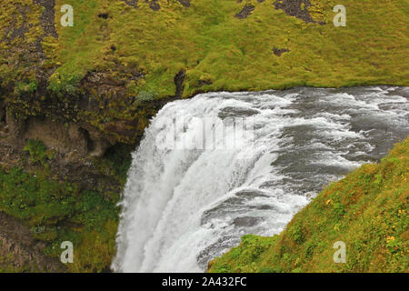 Cascata skogafoss visto dall'alto Foto Stock