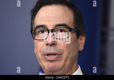 Washington, Stati Uniti. Undicesimo oct, 2019. Il segretario al Tesoro Steven Mnuchin rende commento alla stampa alla Casa Bianca, Venerdì, 11 ottobre 2019, a Washington, DC. Mnuchin ha annunciato l'autorizzazione dei futuri possibili sanzioni da parte della Presidente Trump contro la Turchia che ha lanciato transfrontaliera di attacchi contro i curdi in Siria. Foto di Mike Theiler/UPI Credito: UPI/Alamy Live News Foto Stock