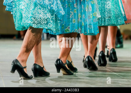 In prossimità delle gambe del giovane rumeno ballerine nel tradizionale costume folkloristico. Il folklore della Romania Foto Stock