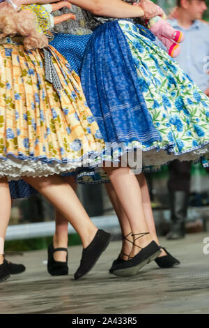 In prossimità delle gambe del giovane rumeno ballerine nel tradizionale costume folkloristico. Il folklore della Romania Foto Stock