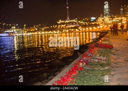 Baku in Azerbaijan - 05.09.2018: Il garofano sono posati fuori sulla spiaggia. I garofani nel Mar Caspio sono commemorati dai lavoratori dell'olio di notte . In memoria Foto Stock