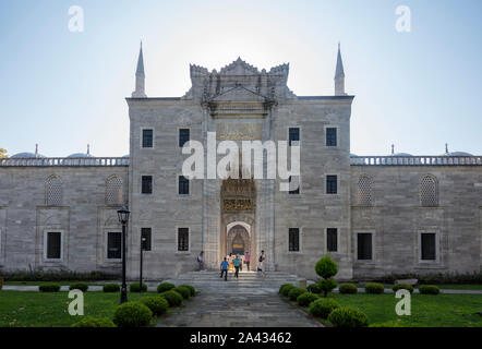 Ingresso al cortile, la Moschea Süleymaniye, Istanbul, Turchia Foto Stock