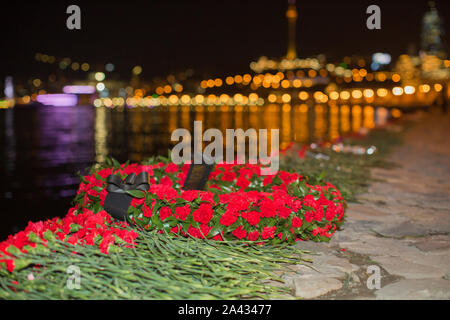Baku in Azerbaijan - 05.09.2018: Il garofano sono posati fuori sulla spiaggia. I garofani nel Mar Caspio sono commemorati dai lavoratori dell'olio di notte . In memoria Foto Stock